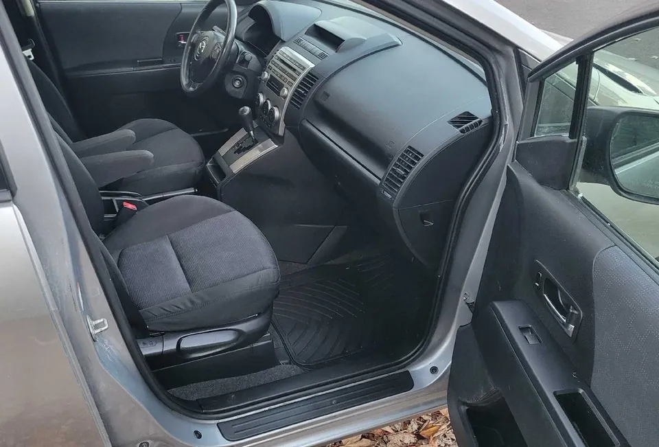 Mazda 5 2010 photo 4