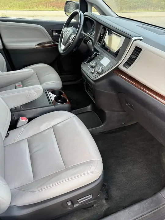 Toyota Sienna 2015 photo 2