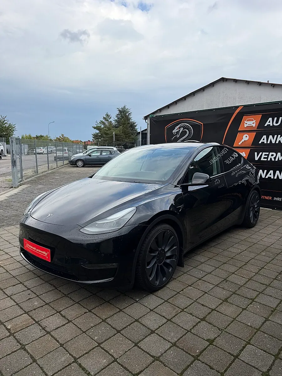 Tesla Model Y 2023 photo 2