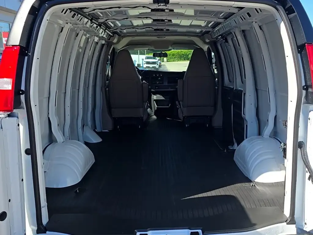 GMC Savana 2026 photo 4