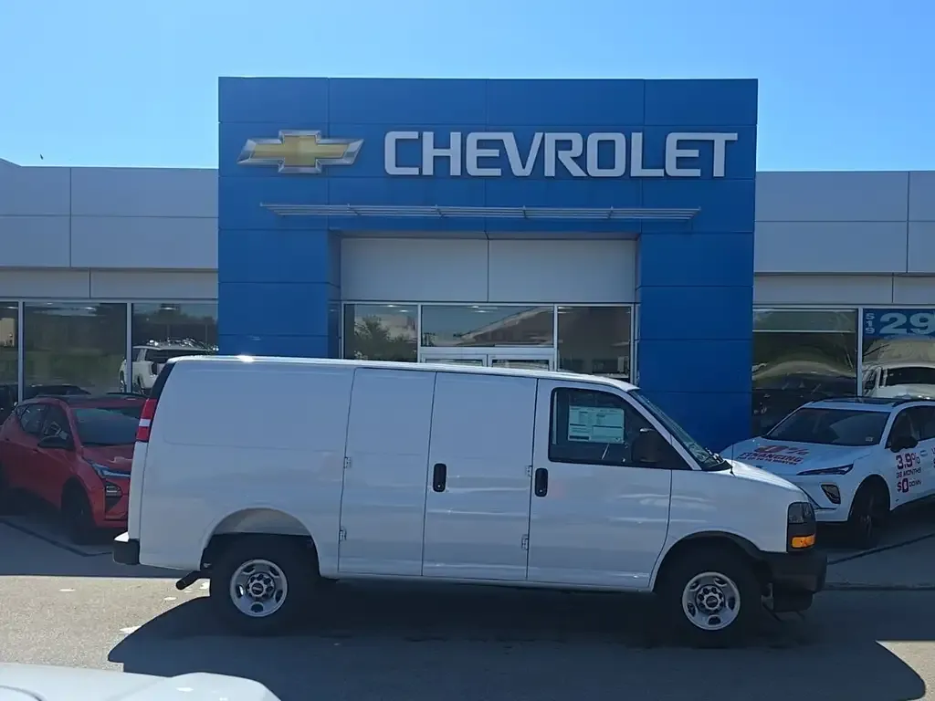 GMC Savana 2026 photo 2