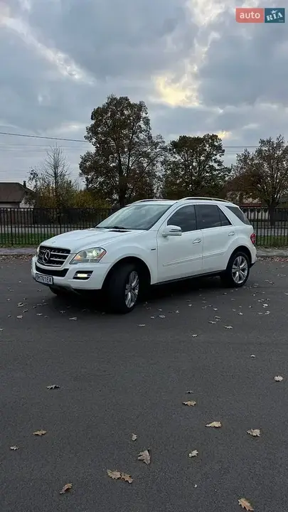 Mercedes-Benz M-Class 2011 photo 2