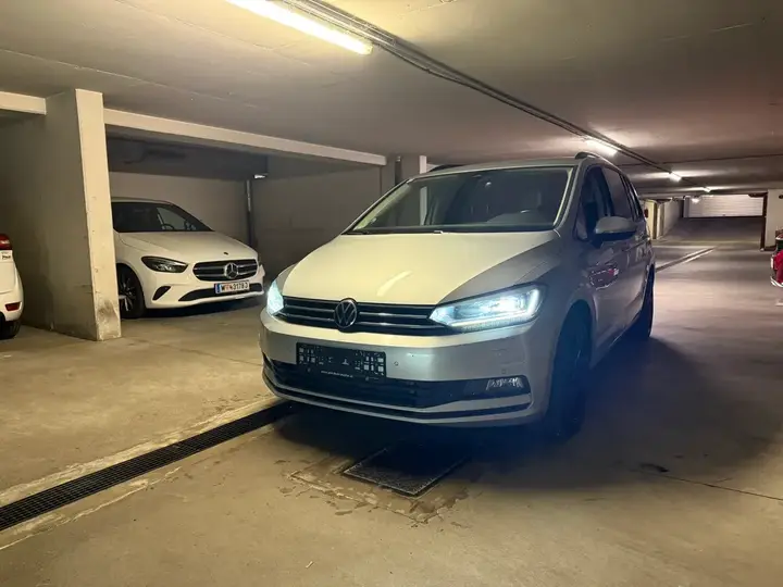 Volkswagen Touran 2022 photo 2
