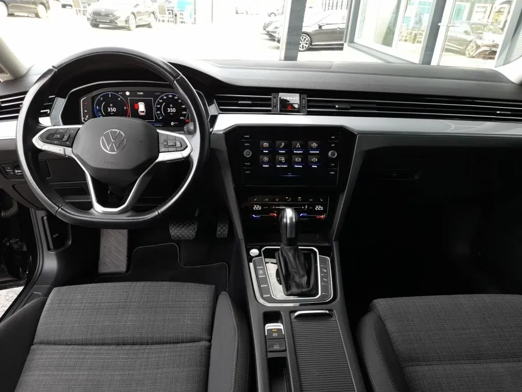 Volkswagen Passat 2022 photo 3