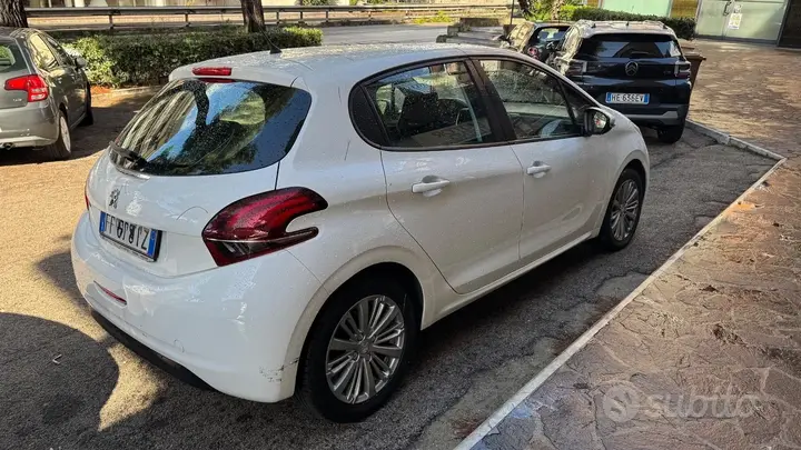 Peugeot 208 2018 photo 3