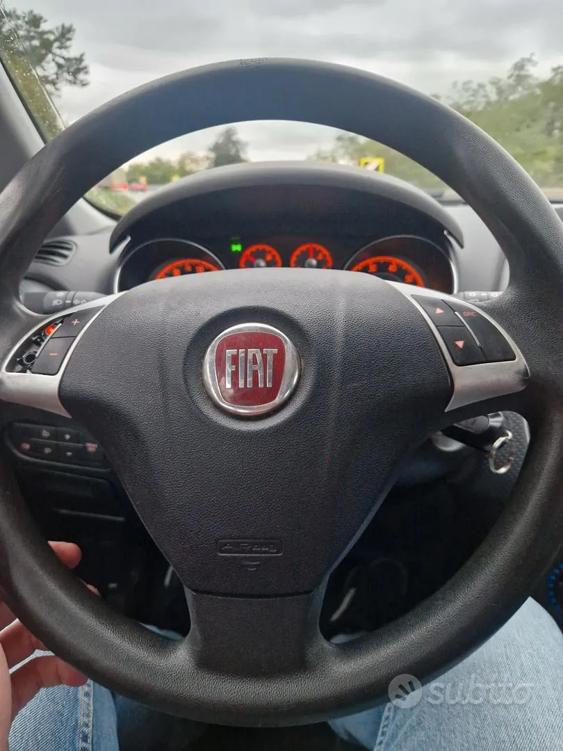 Fiat Grande Punto 2010 photo 2