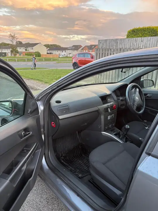 Vauxhall Astra 2005 photo 2