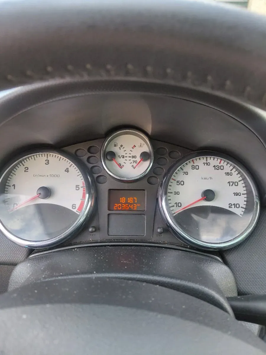 Peugeot 207 2011 photo 3