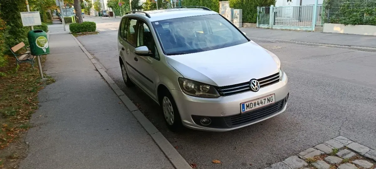 Volkswagen Touran 2012 photo 2