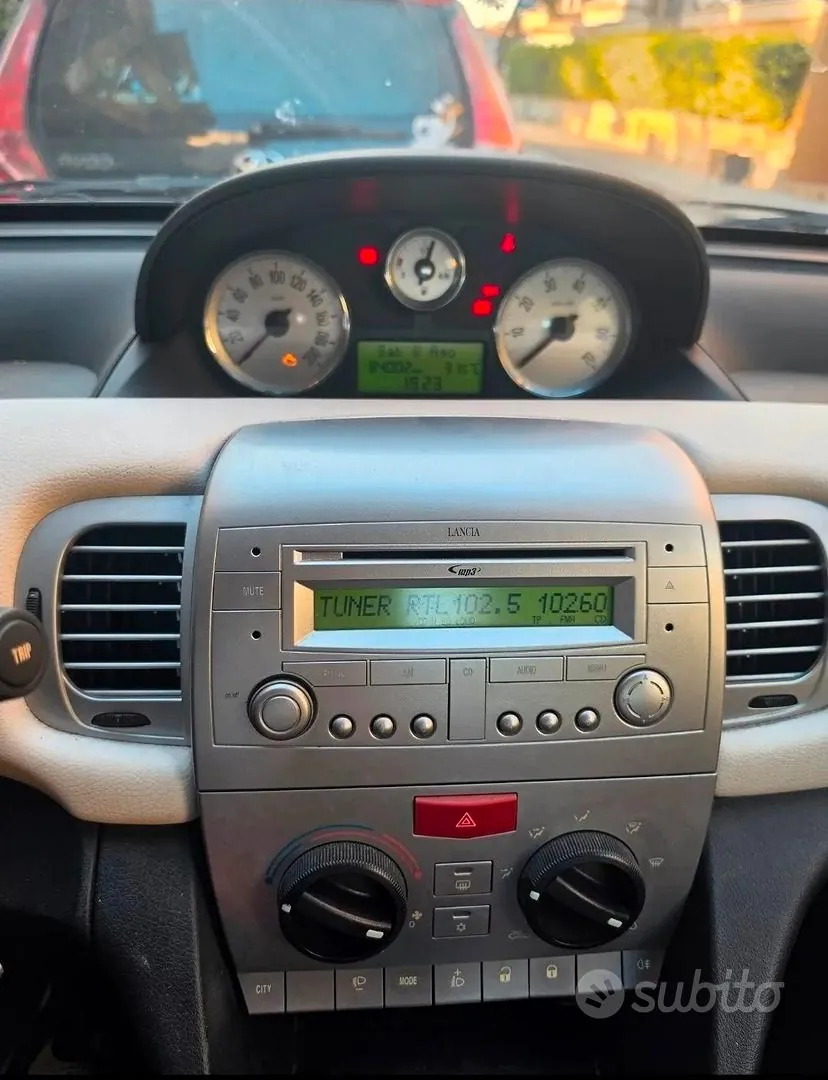 Lancia Ypsilon
