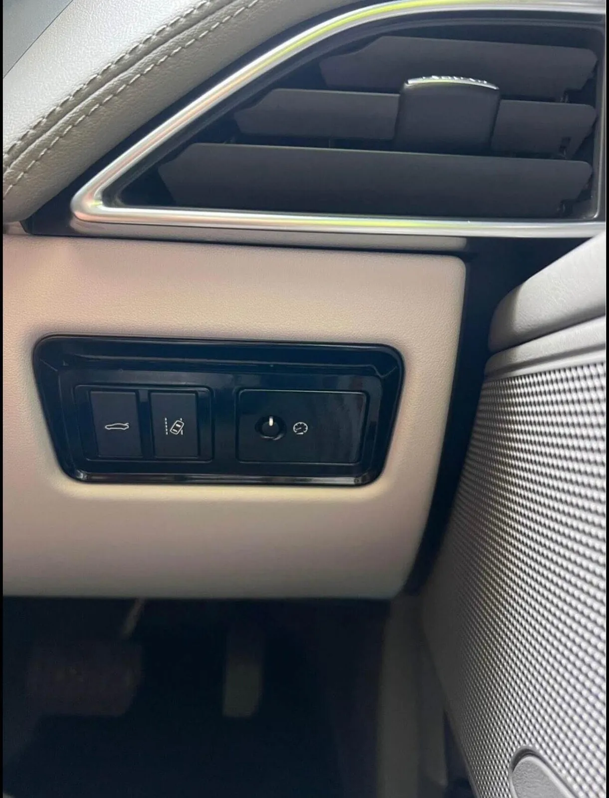 Jaguar Xe 2015 photo 5