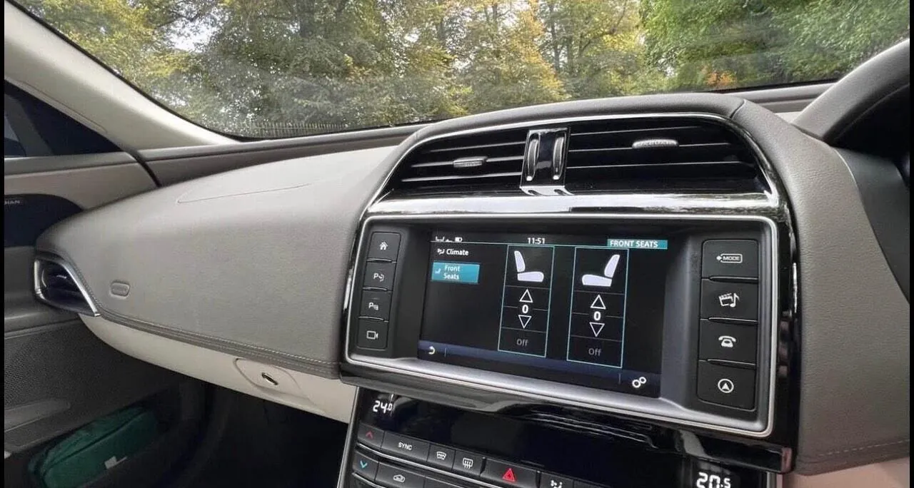 Jaguar Xe 2015 photo 4