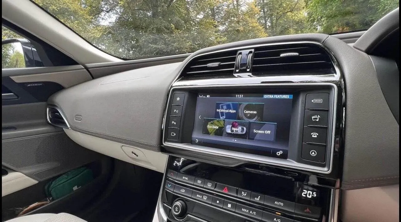 Jaguar Xe 2015 photo 2