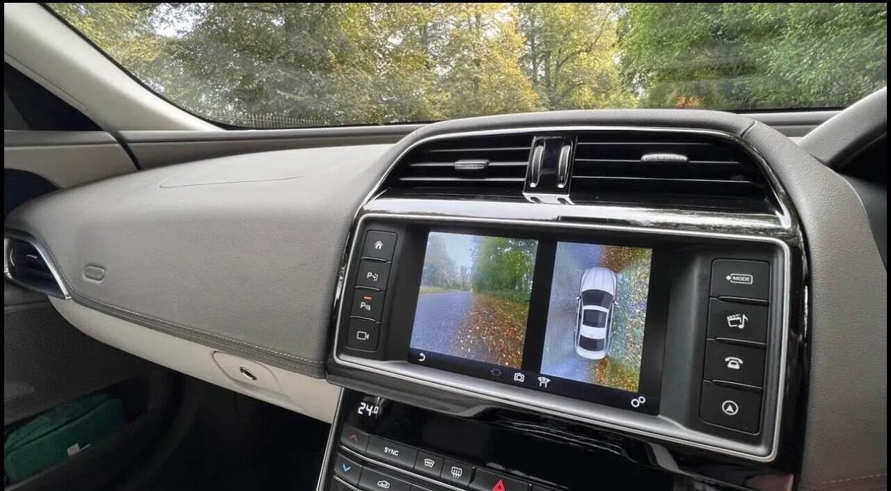 Jaguar Xe 2015 photo 3