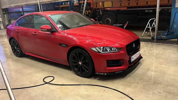 Jaguar Xe 2016 photo 3