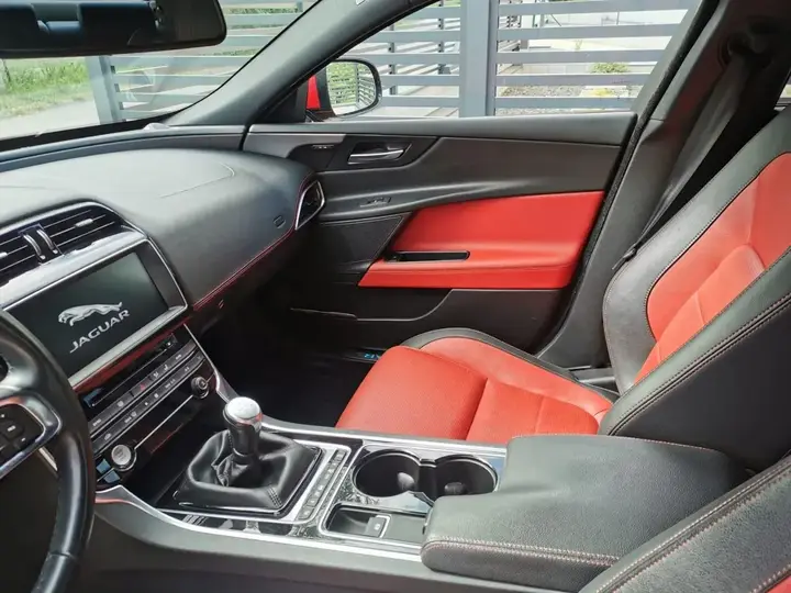 Jaguar Xe 2016 photo 2