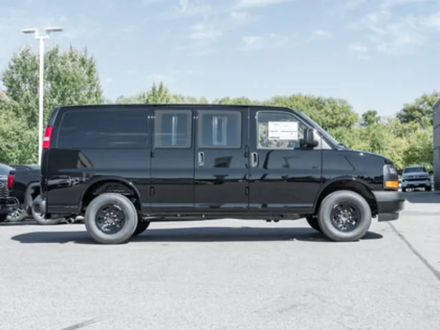 GMC Savana 2025 photo 3