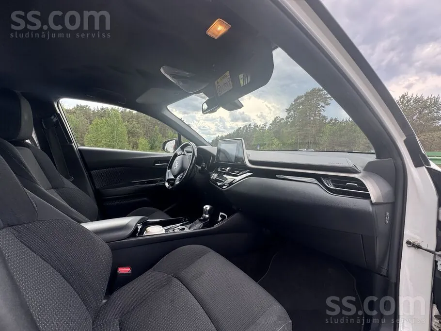 Toyota C-Hr 2018 photo 3