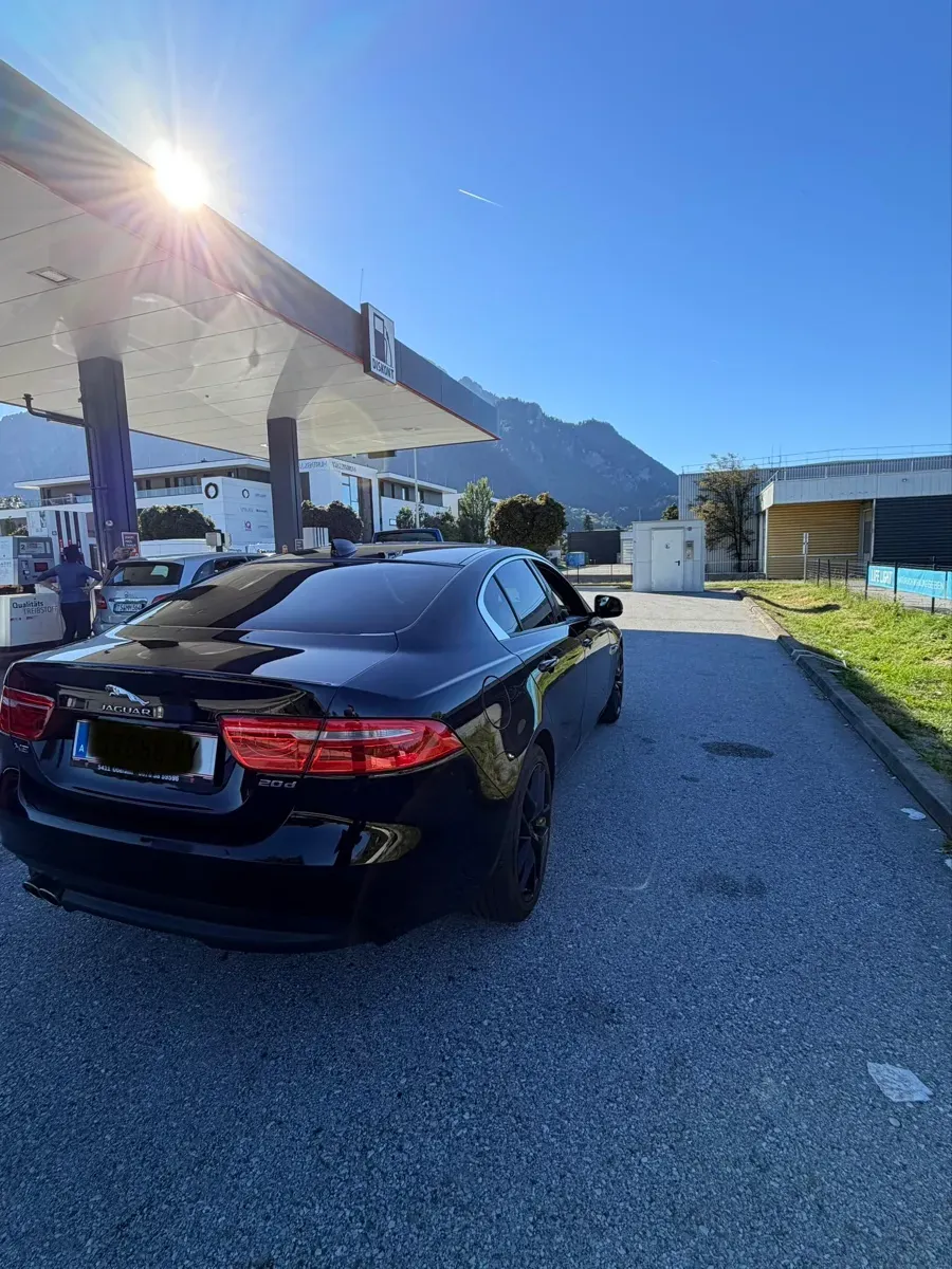 Jaguar Xe 2016 photo 3