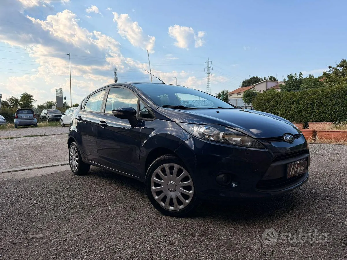 Ford Fiesta 2011 photo 2