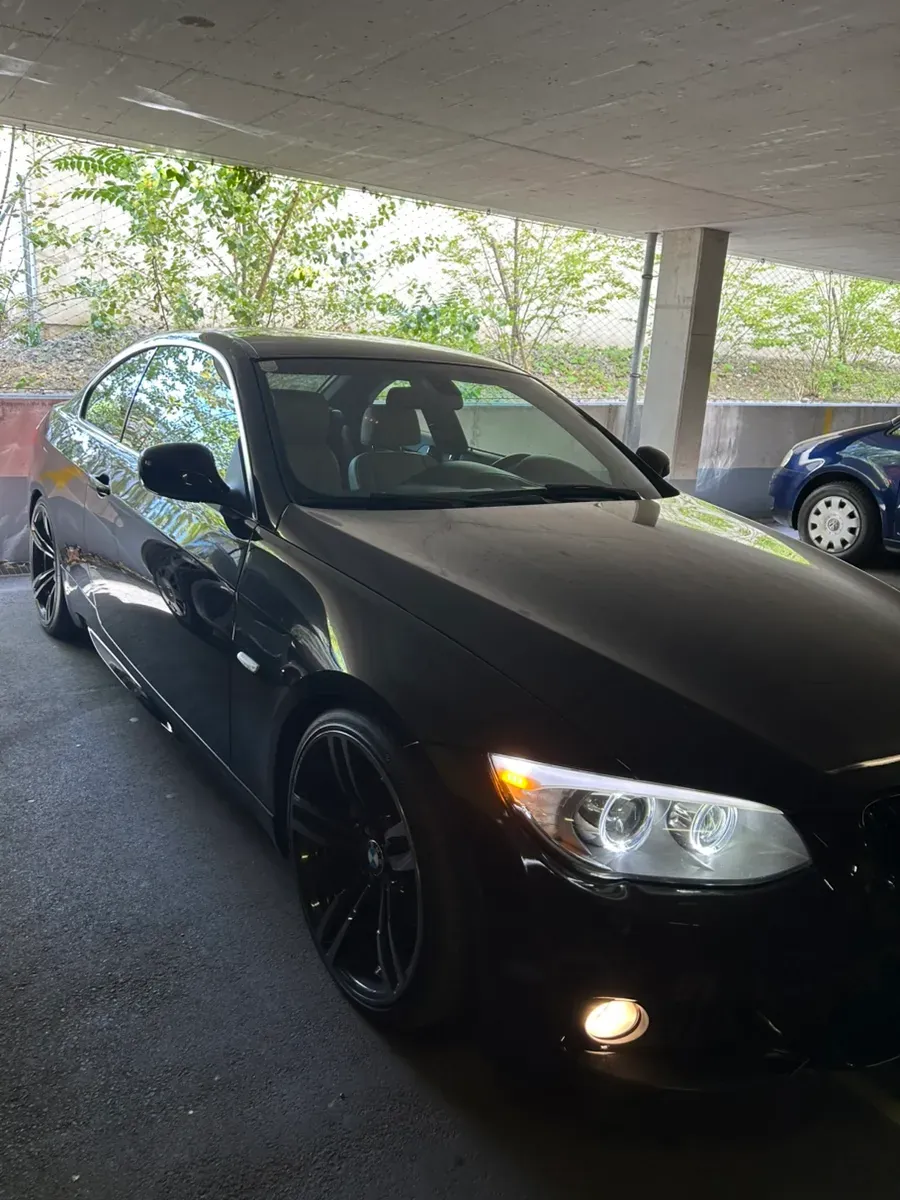 BMW 3 Series 2011 photo 2