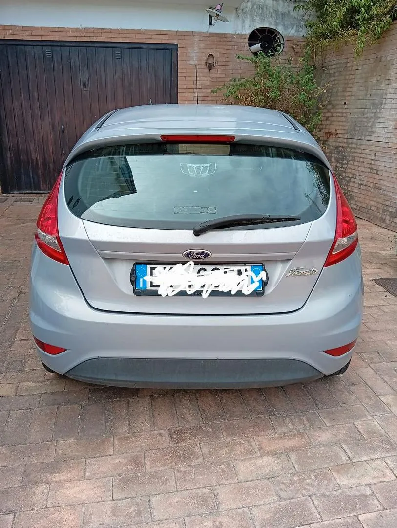Ford Fiesta 2011 photo 2