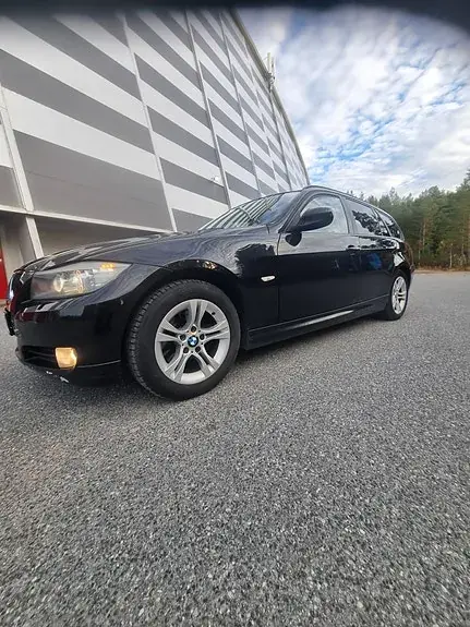 BMW 318D 2010 photo 2