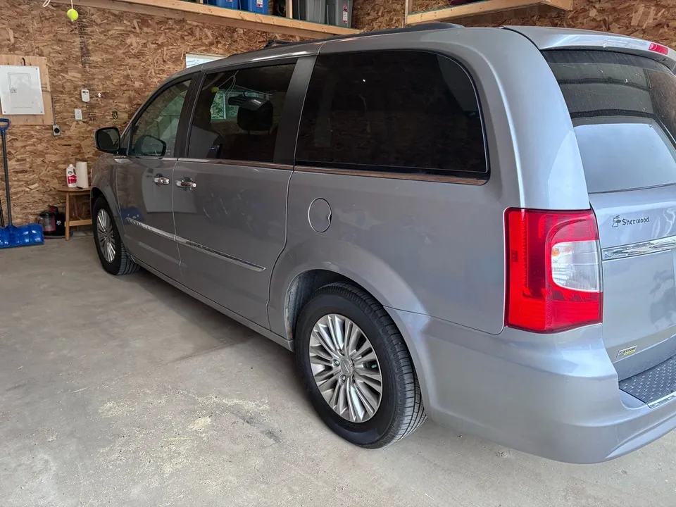 Chrysler Town & Country 2015 photo 2