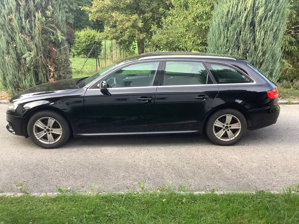 Audi A4 2010 photo 2