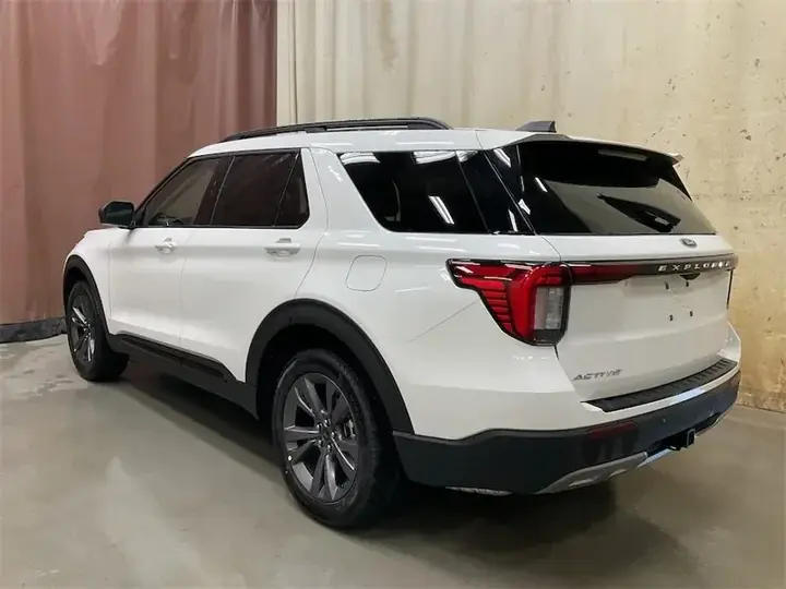 Ford Explorer 2026 photo 2