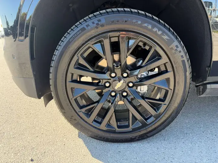 Chevrolet Suburban 2025 photo 2