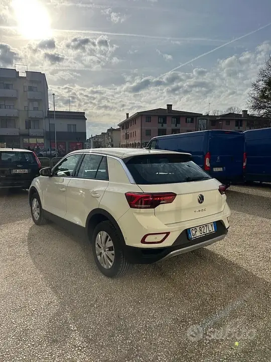 Volkswagen T-Roc 2023 photo 2