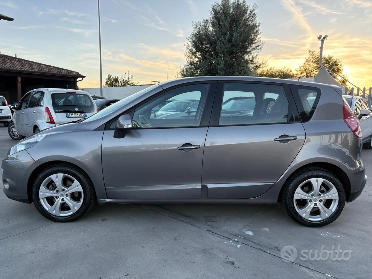 Renault Scenic 2011 photo 3