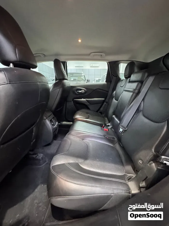 Jeep Cherokee 2019 photo 2