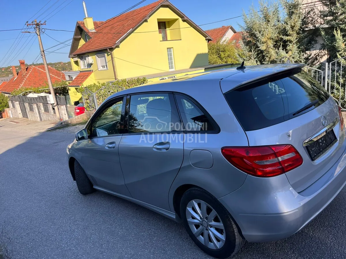 Mercedes-Benz B180 2012 photo 2