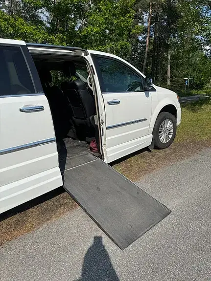 Chrysler Town & Country 2013 photo 2