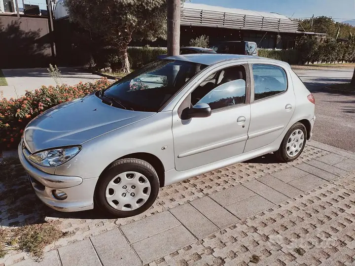 Peugeot 206 2008 photo 2