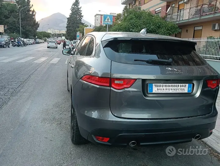 Jaguar F-Pace 2018 photo 2