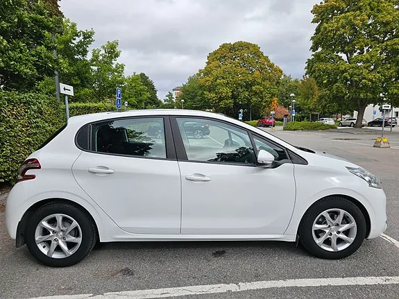 Peugeot 208 2013 photo 5