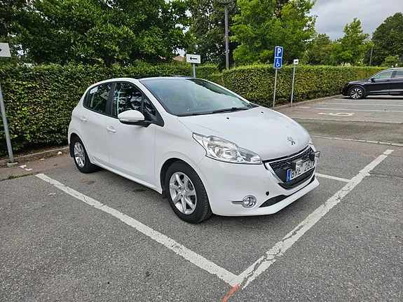 Peugeot 208 2013 photo 2