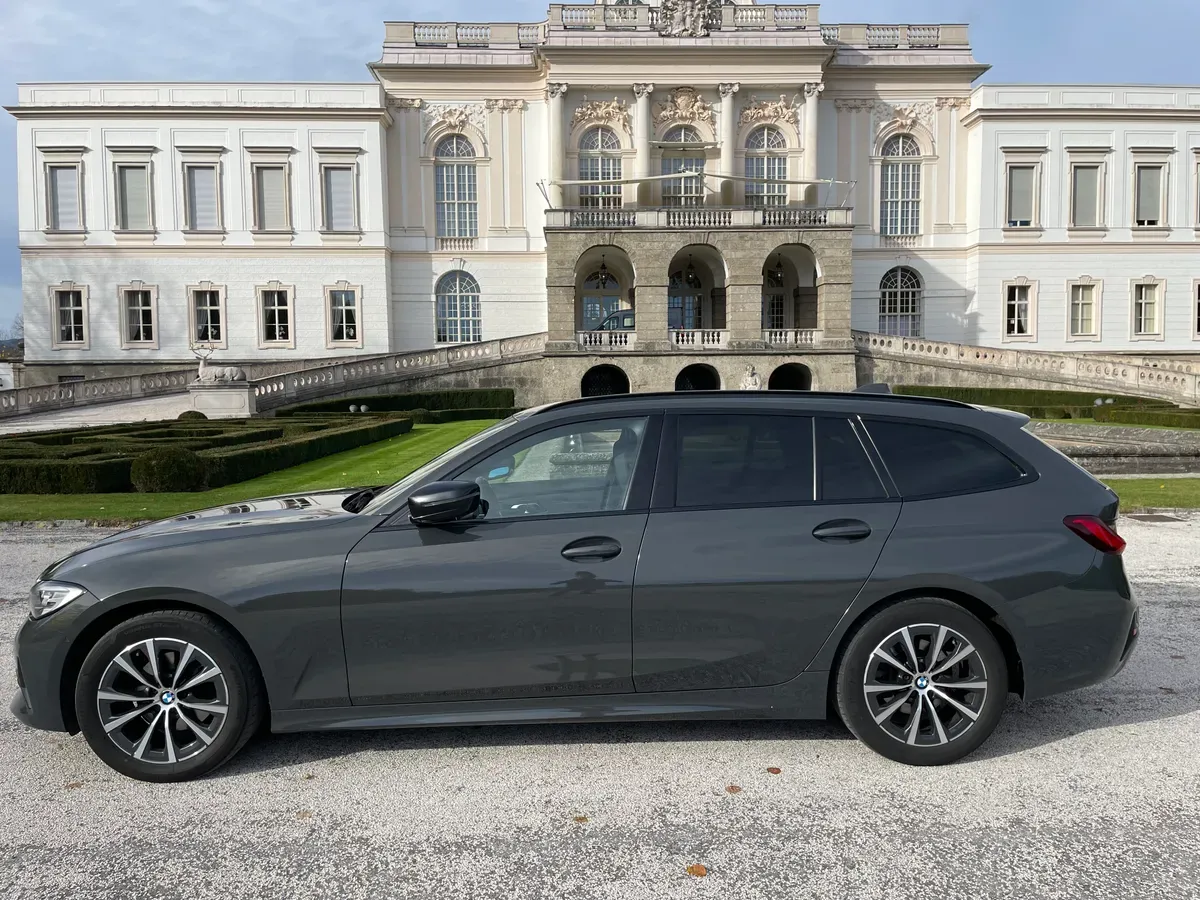 BMW 3 Series 2019 photo 2