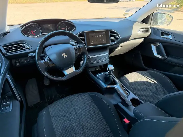 Peugeot 308 2019 photo 2