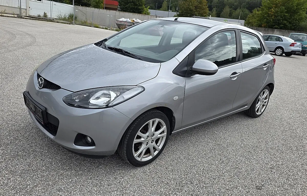 Mazda Mazda2 2010 photo 2