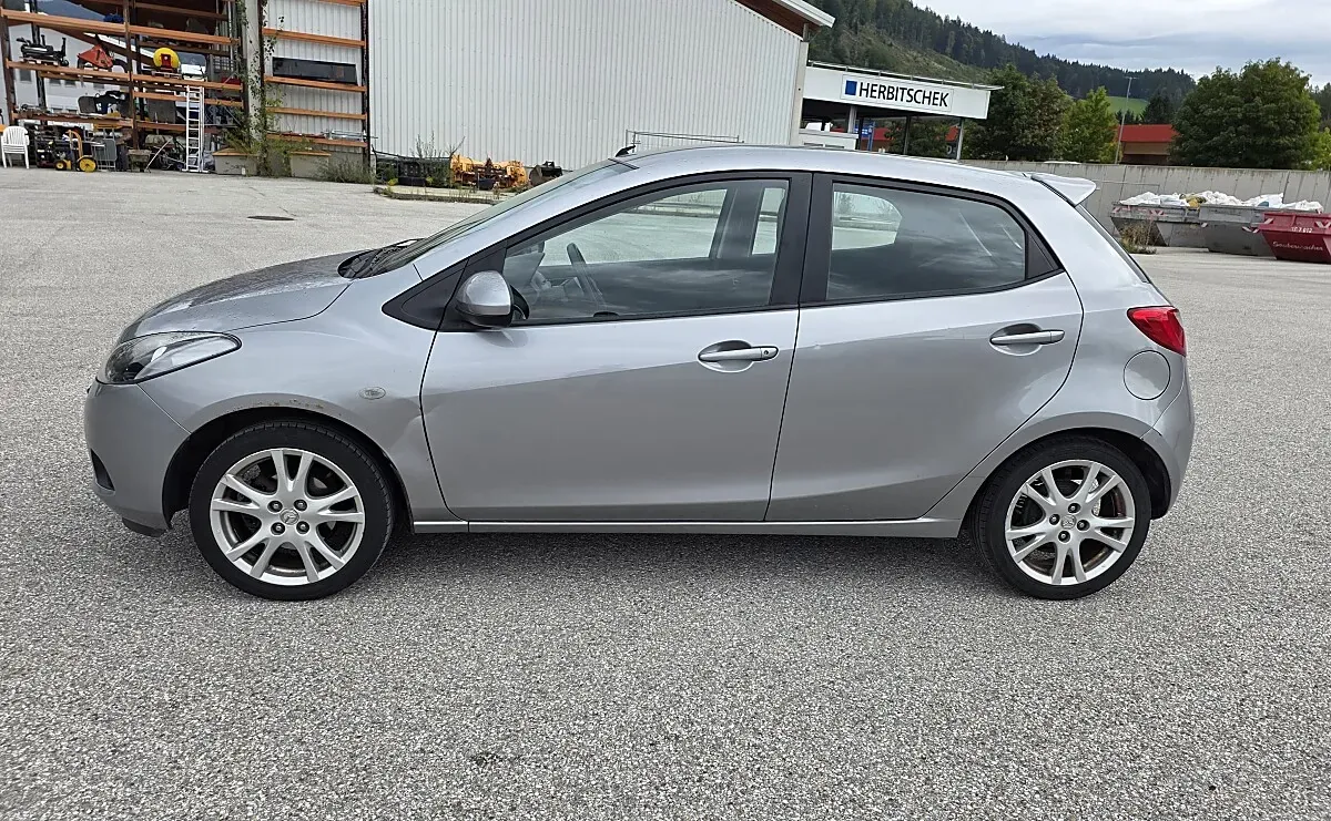 Mazda Mazda2 2010 photo 3