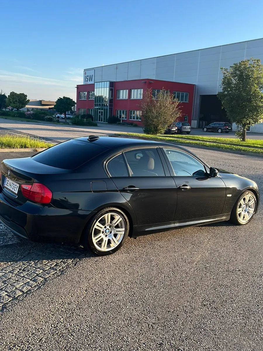 BMW 3 Series 2010 photo 3