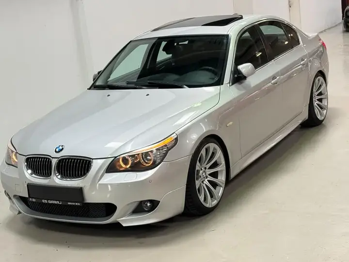 BMW 523I
