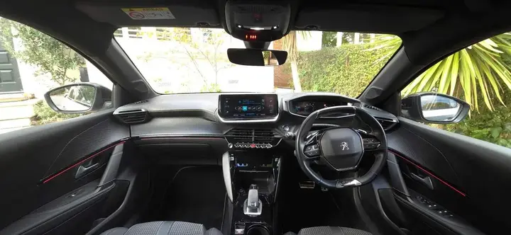 Peugeot 208 2021 photo 2