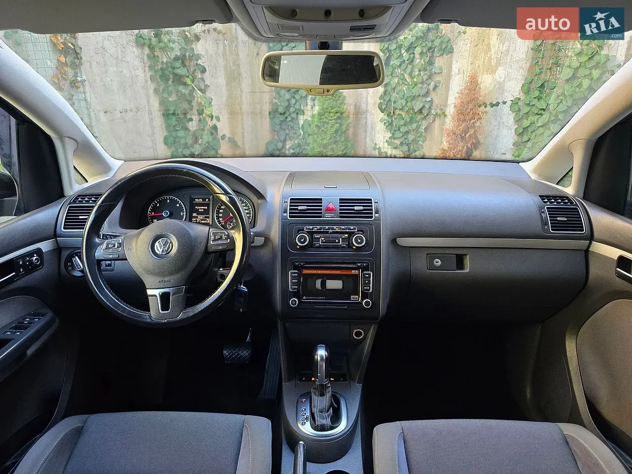 Volkswagen Touran 2012 photo 2