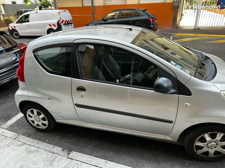 Peugeot 107 2010 photo 2