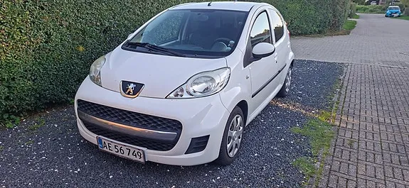 Peugeot 107 2011 photo 2